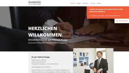 Startseite der Anwaltskanzlei Dr. Knapp: Begrüßung vor dunklem Hintergrund, rechts ein orangefarbenes Feld mit Link zum Anfrageformular