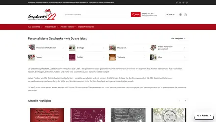 Startseite von geschenke22.de: Produktsuche, rote Hauptnavigation und Kategoriekacheln für personalisierte Geschenke