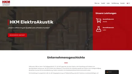 Startseite von HKM ElektroAkustik: Überschrift vor einem Akustik-Messraum, rechts rot hinterlegt die Geschäftsbereiche Handel und Labor