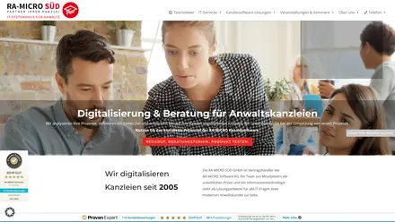 Startseite von RA-MICRO SÜD: Foto eines Beratungsgesprächs, darüber die Überschrift Digitalisierung und Beratung für Anwaltskanzleien